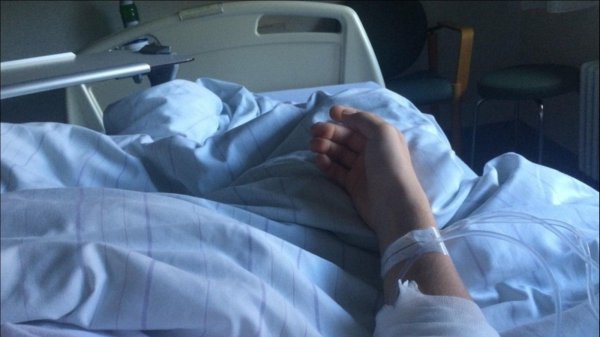 Девушка болеет