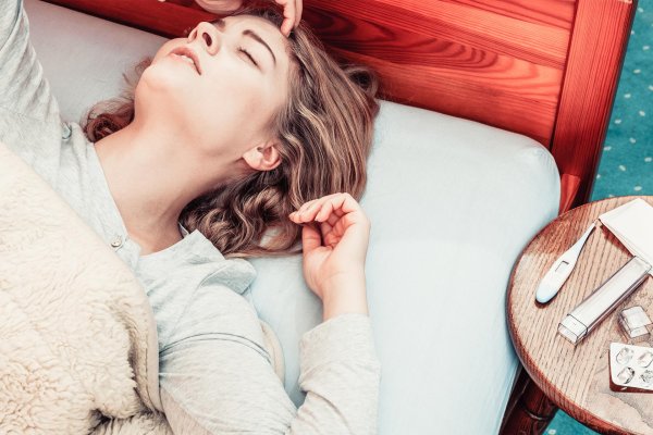 Девушка болеет