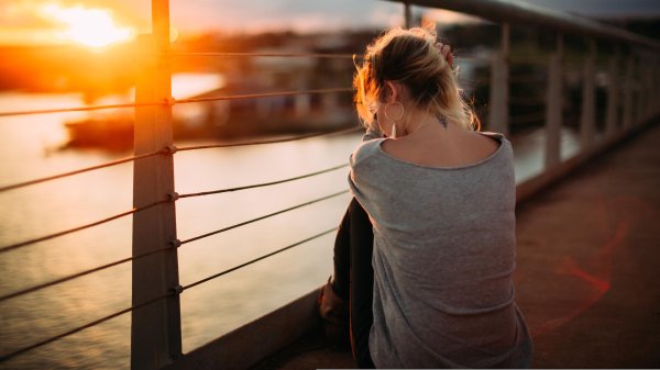 Девушка отвернулась