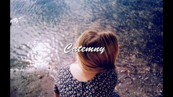 Девушка отвернулась