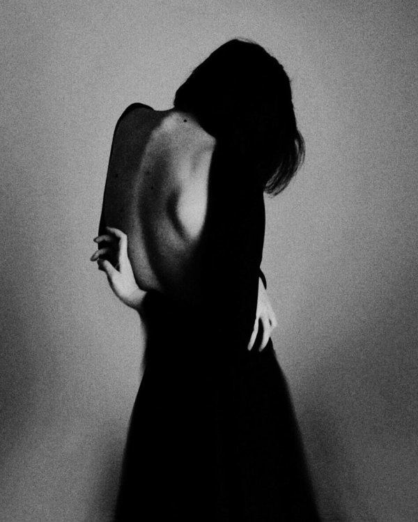 Девушка отвернулась