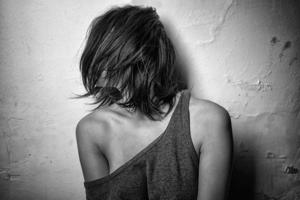 Девушка отвернулась