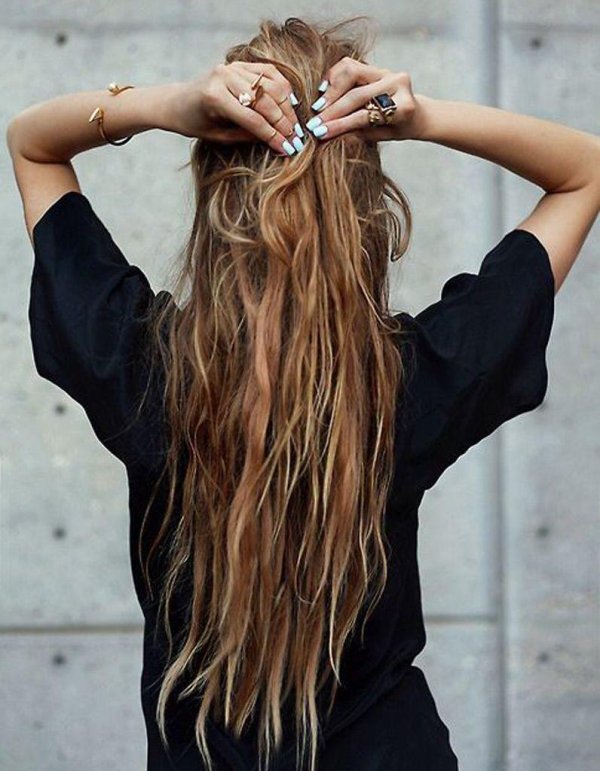 Девушка отвернулась