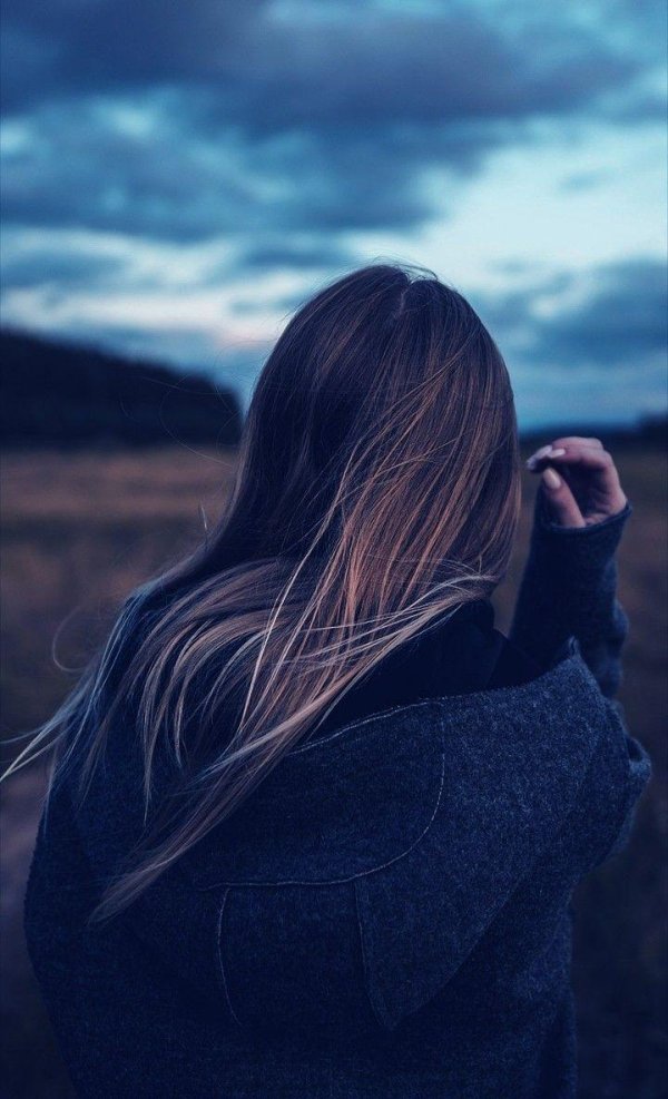 Девушка отвернулась