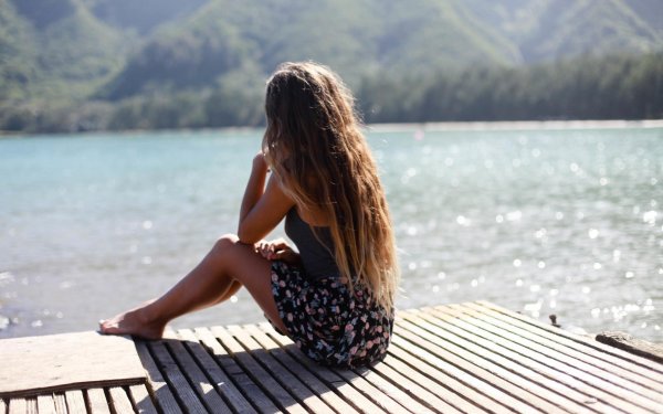 Девушка отвернулась