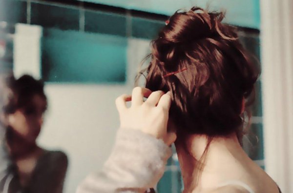 Девушка отвернулась