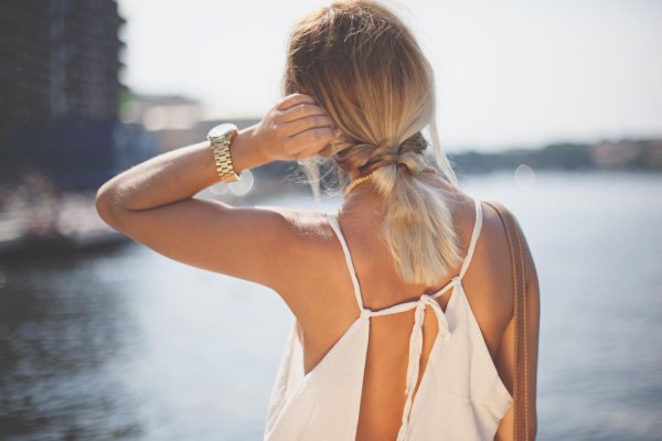 Девушка отвернулась