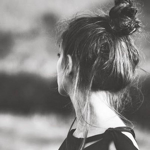 Девушка отвернулась