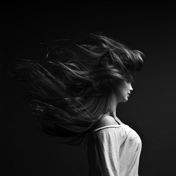 Девушка отвернулась