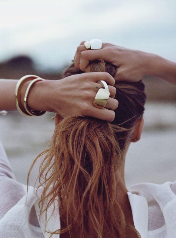 Девушка отвернулась