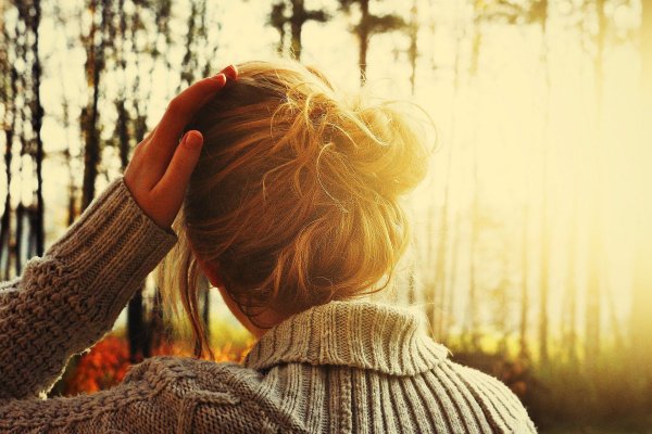 Девушка отвернулась