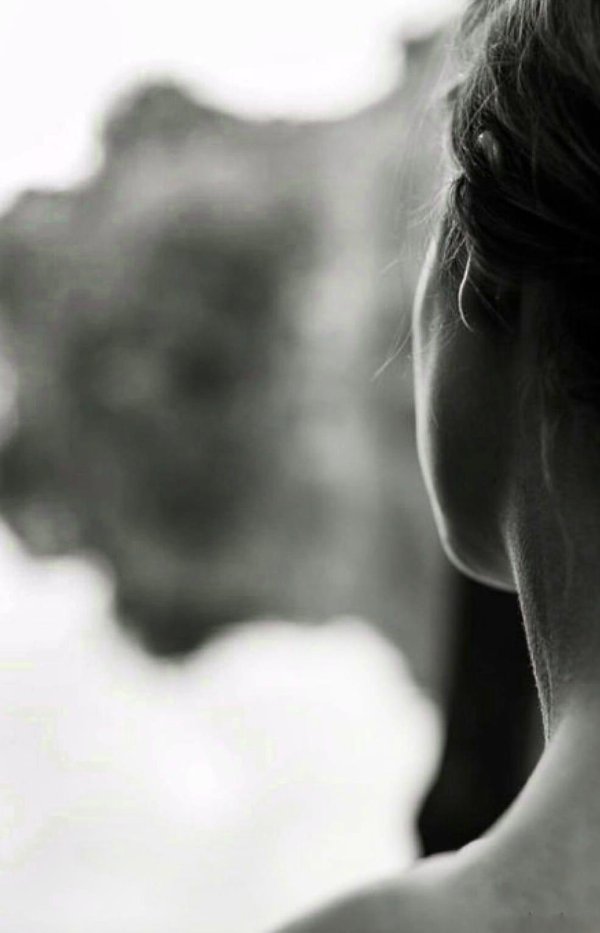 Девушка отвернулась