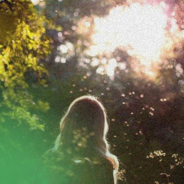 Девушка отвернулась