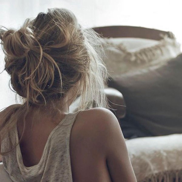 Девушка отвернулась