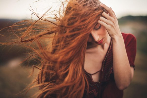 Девушка отвернулась