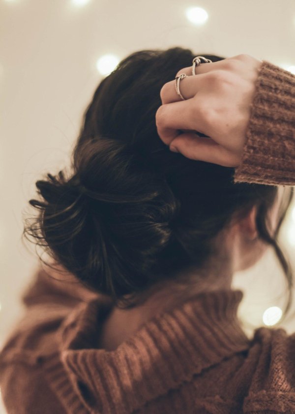 Девушка отвернулась