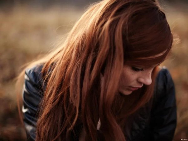 Девушка отвернулась