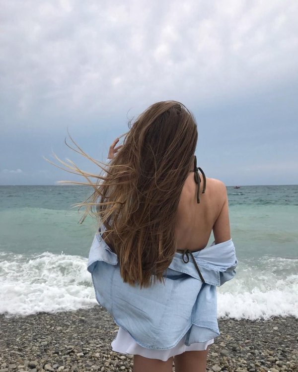 Девушка отвернулась