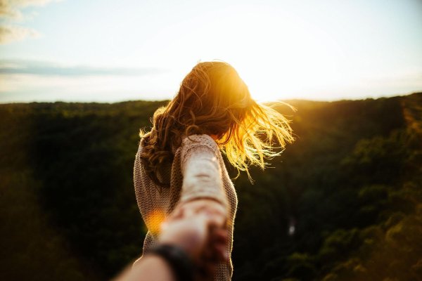 Девушка отвернулась