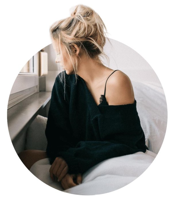 Девушка отвернулась