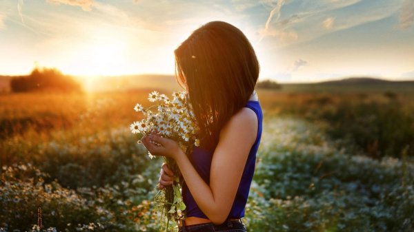 Девушка отвернулась