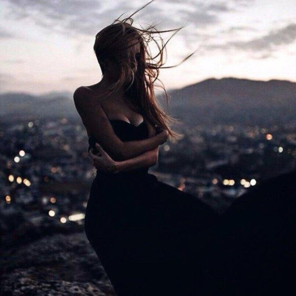 Девушка отвернулась