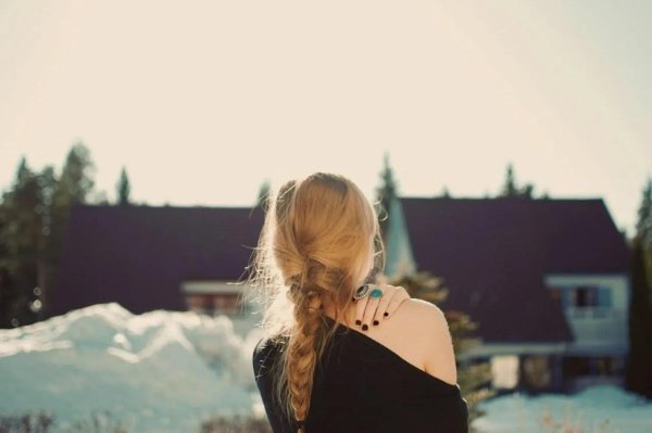 Девушка отвернулась