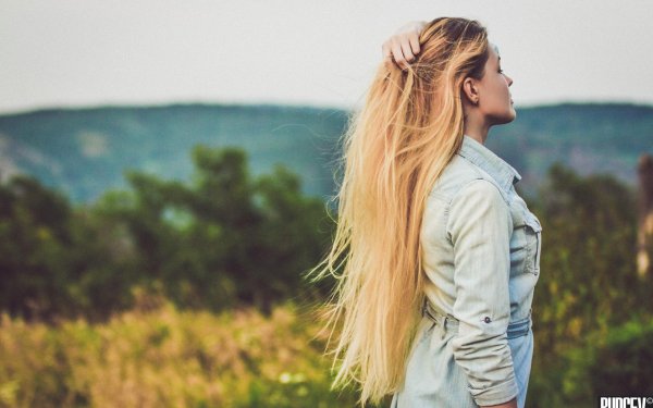 Девушка отвернулась