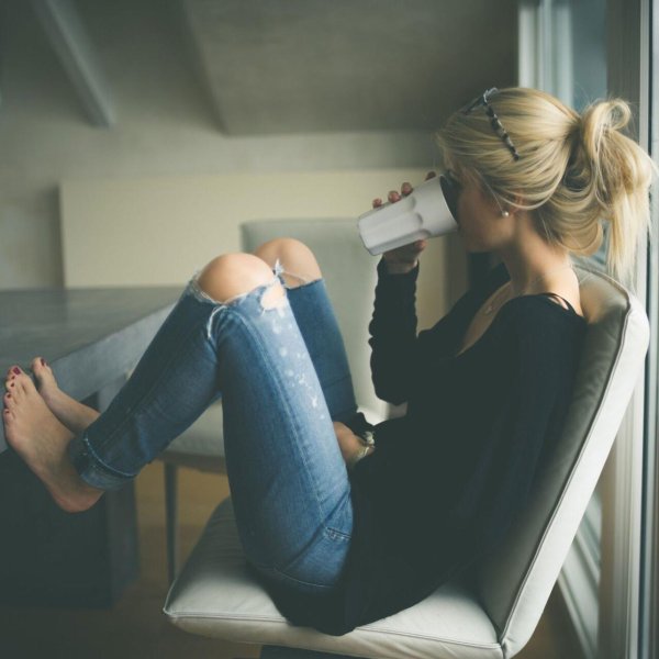 Девушка отвернулась