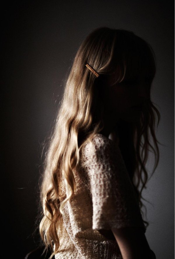 Девушка отвернулась