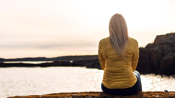 Девушка отвернулась