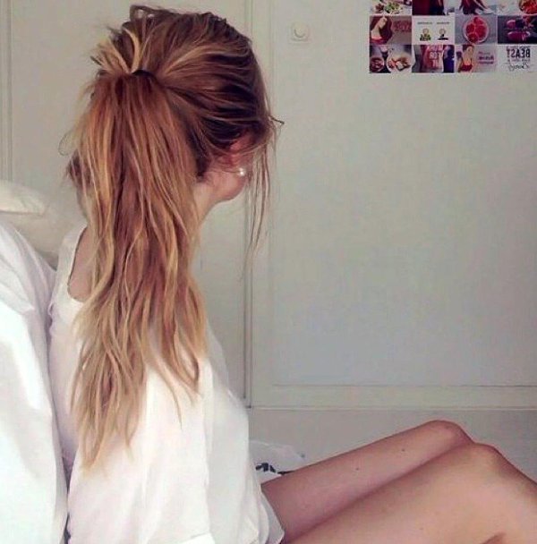 Девушка отвернулась