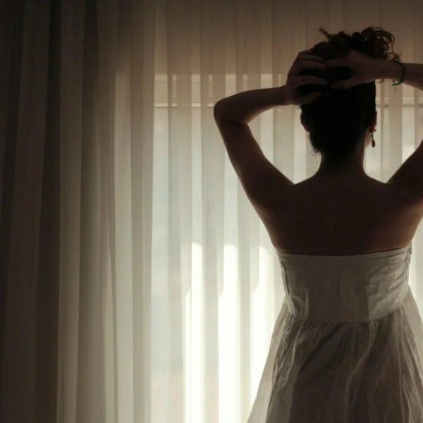 Девушка отвернулась