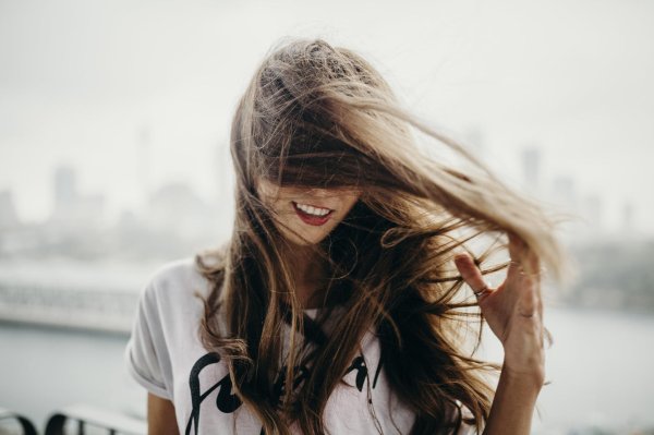 Девушка отвернулась