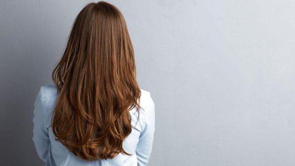 Девушка отвернулась