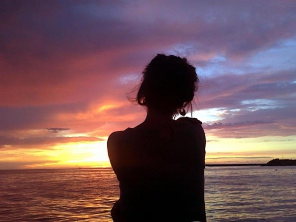 Девушка отвернулась