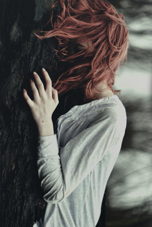 Девушка отвернулась