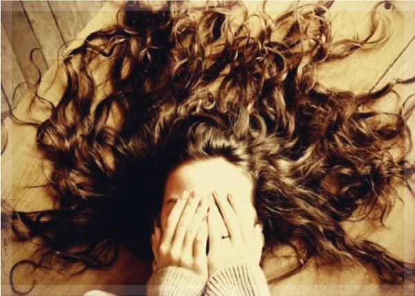 Девушка отвернулась