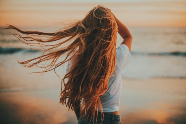 Девушка отвернулась