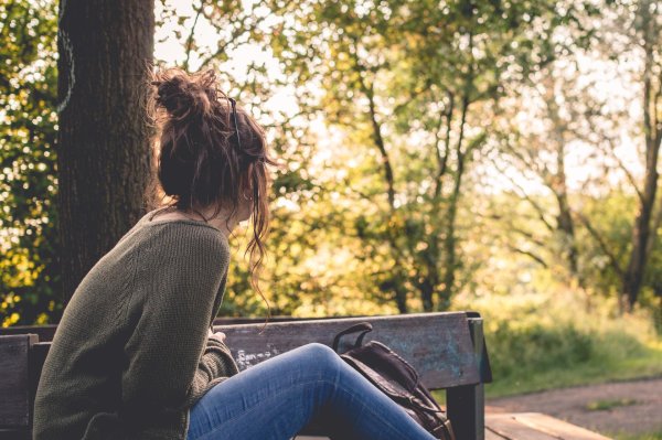 Девушка отвернулась