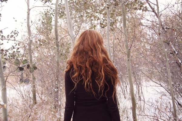 Девушка отвернулась