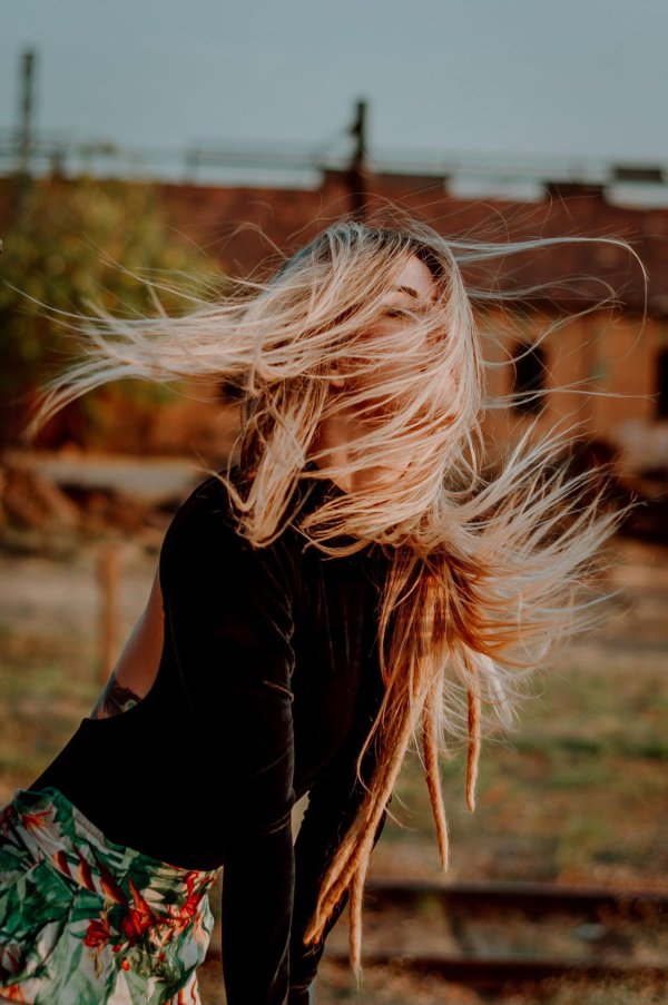 Девушка отвернулась