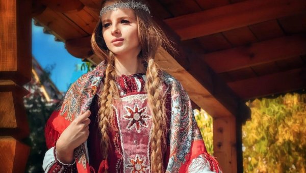 Девушка славянка