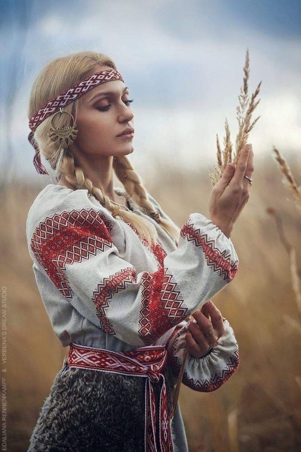 Девушка славянка