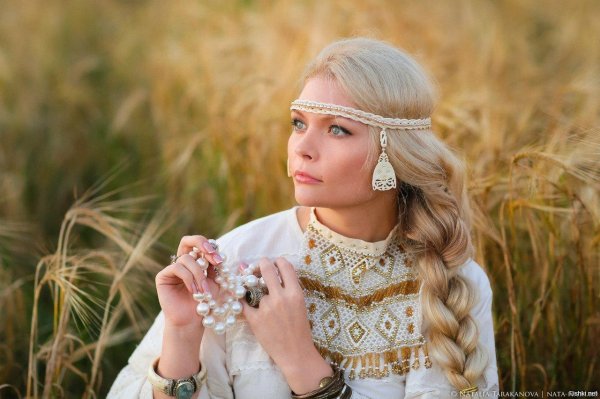 Девушка славянка