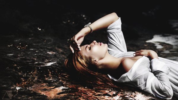 Девушка мечтает