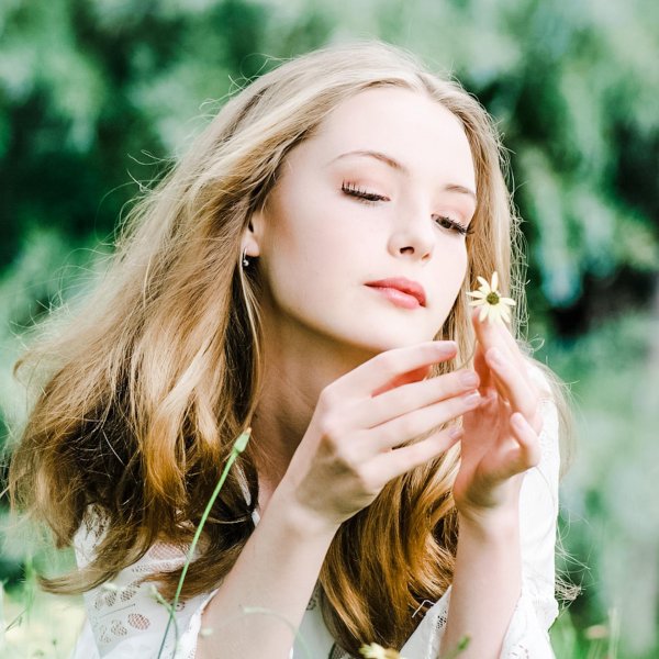 Девушка мечтает