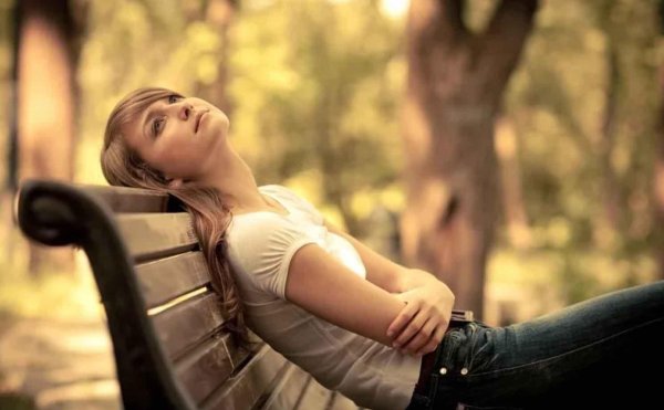 Девушка мечтает