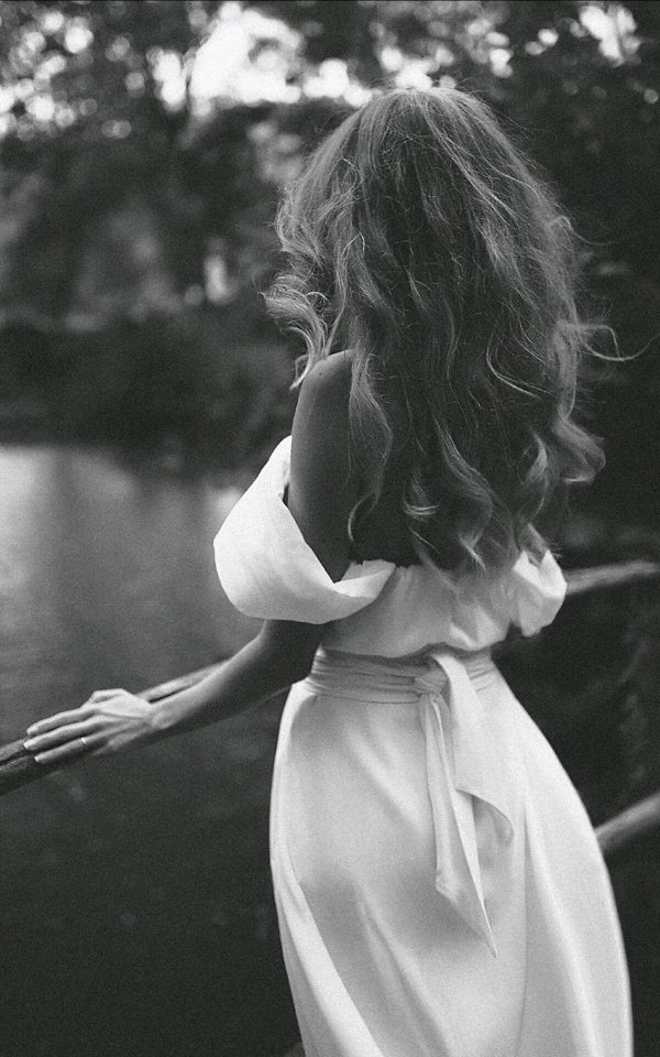 Девушка мечтает