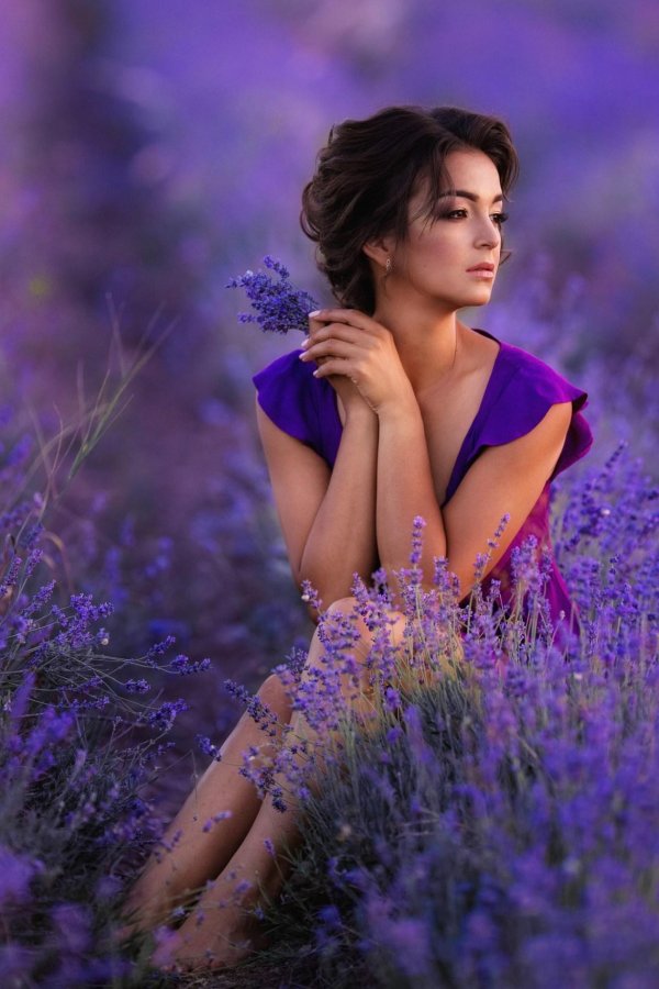 Девушка мечтает